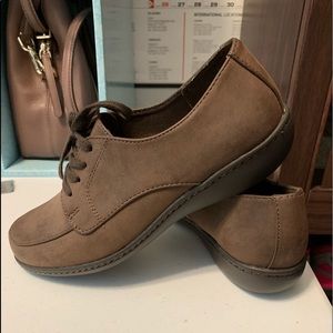 Brown size 6 loafers with lace